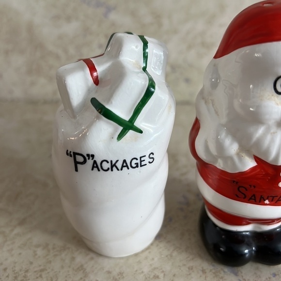 Vintage Santa with his Christmas packages salt and pepper shakers Taiwan - Picture 4 of 6